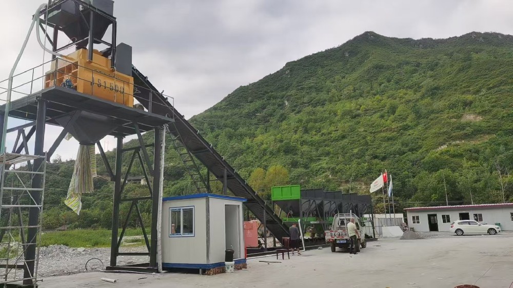 Anshun Machinery at the site of the HZS90 mobile concrete mixing plant in Kyrgyzstan